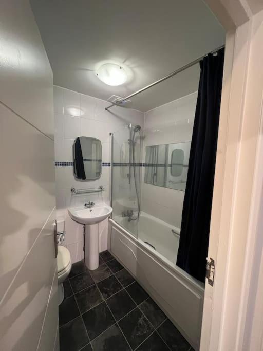 Lovely 1 Bedroom Apartment In West Kensington Лондон Екстер'єр фото